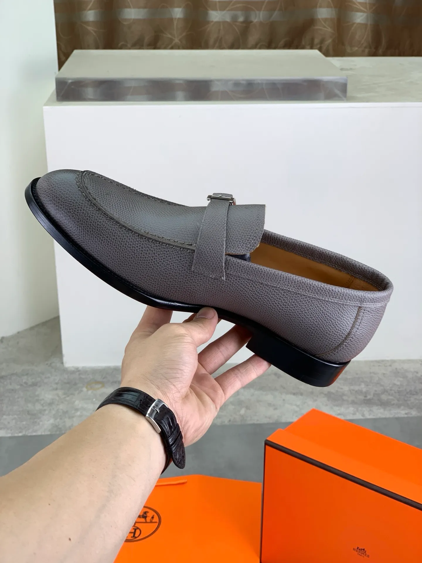 Factory price P980 💰💎💎💎 Original genuine leather outsole Brand: Hermès Grade: Same as the official website Original quality materials: Original soft calfskin Water-dyed cowhide lining Original Italian genuine leather outsole Style categories: Men's fashion Formal casual leather shoes Slip-on men's shoes series Young fashion European and American trends British style Code number: 39-45 (38.46 can be customized)